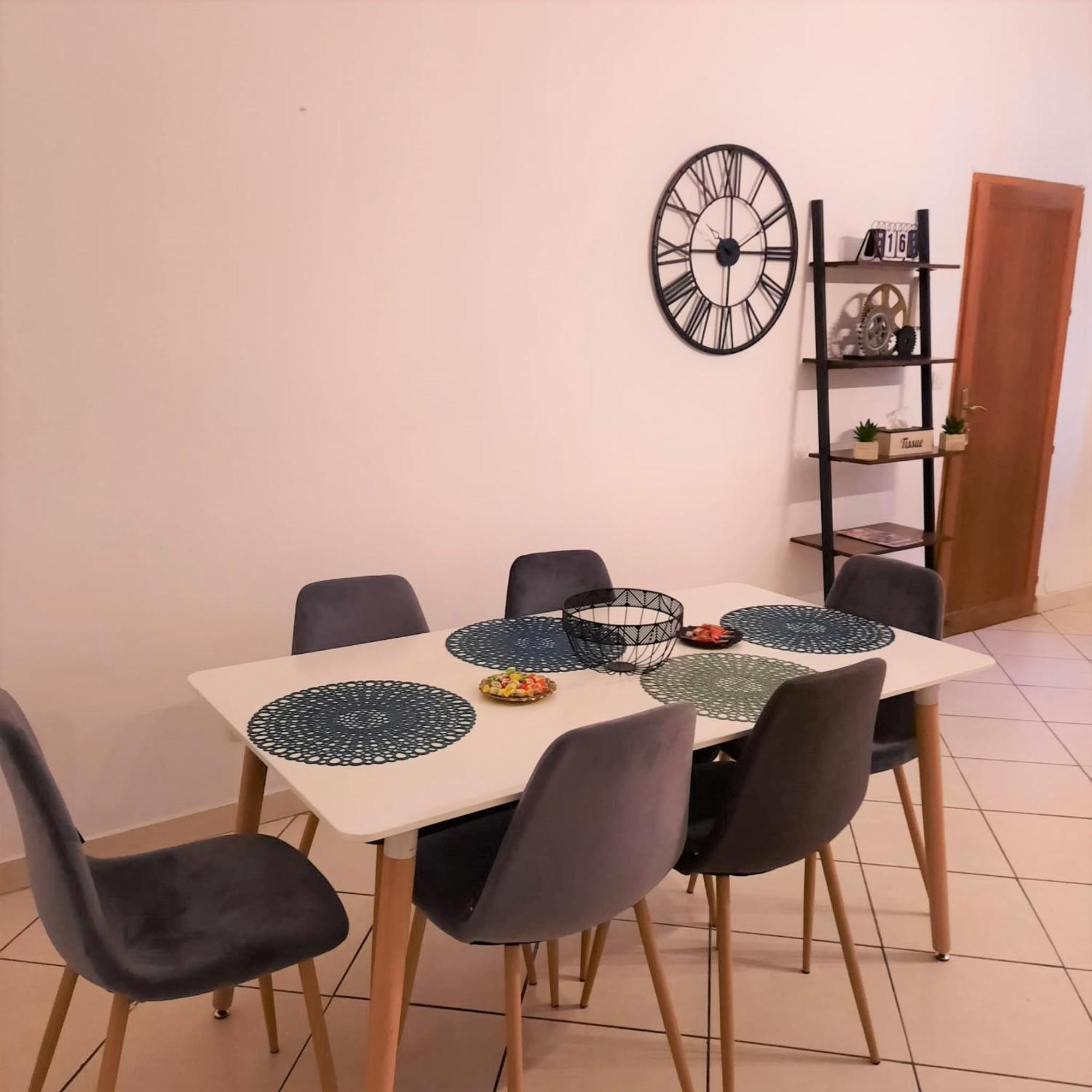 Grand appartement climatisé 3 chambres 6-8 pers Béziers Esterno foto