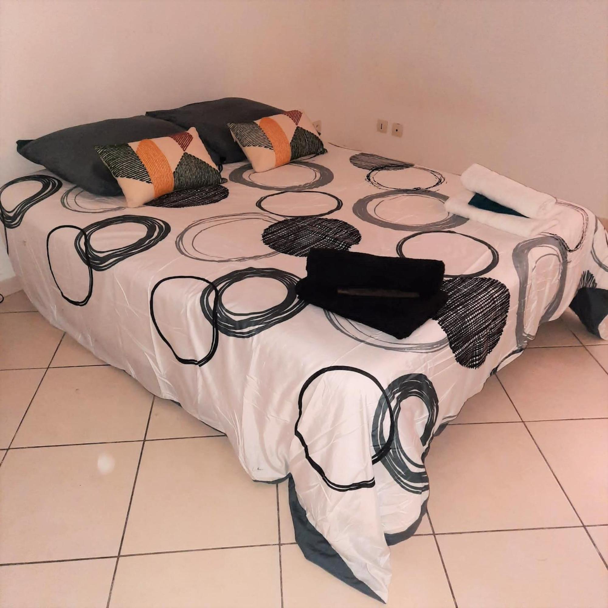 Grand appartement climatisé 3 chambres 6-8 pers Béziers Esterno foto